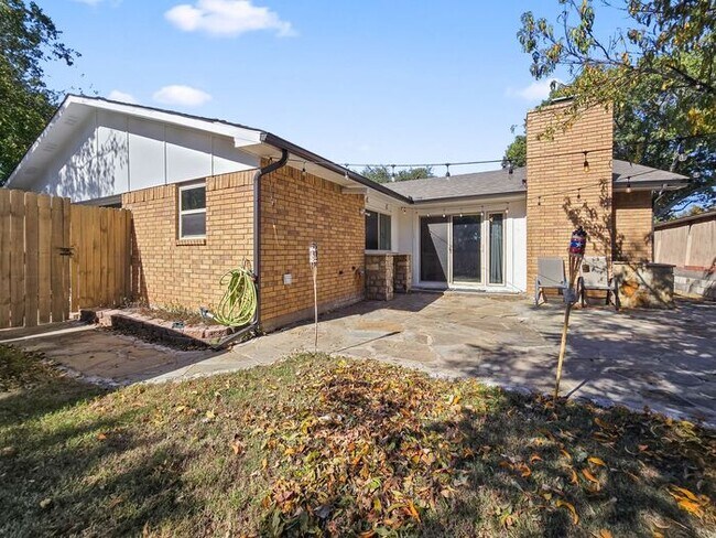 Building Photo - 4BR SFR • Fireplace • 2-Car Garage • Dallas 75249