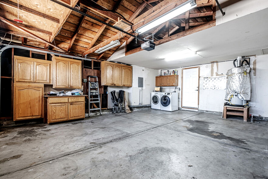 Building Photo - 6221 Broadway Ave