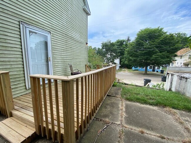 Building Photo - 2 WEEKS FREE RENT! Kenmore Charmer: 2 Bedr...