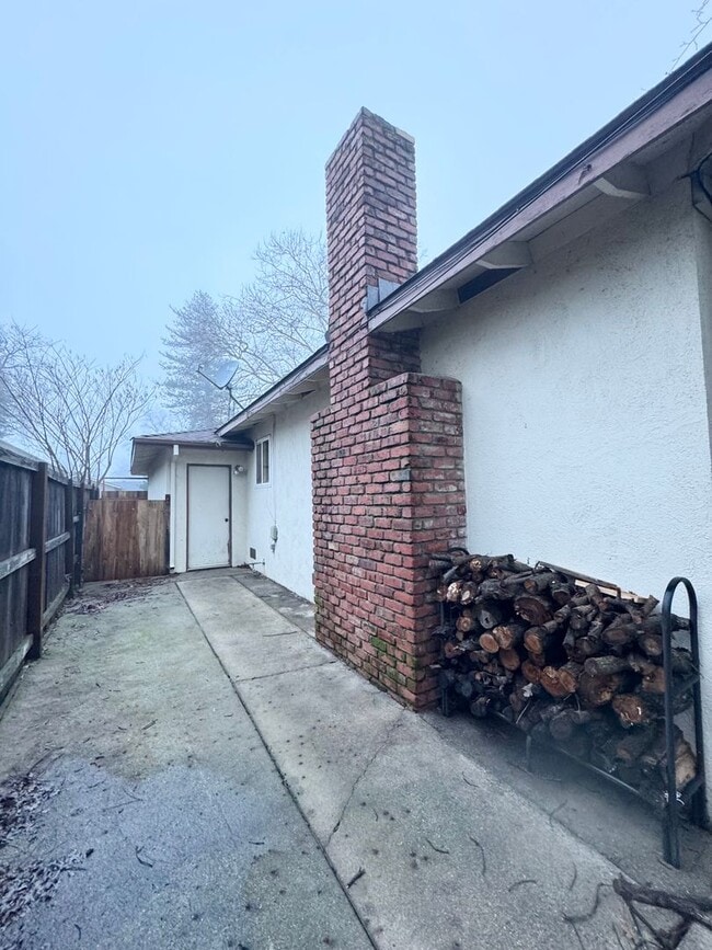 Building Photo - Westside - Close to Shopping