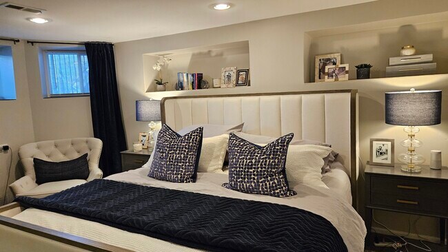 Building Photo - 1527 W Wellington Ave