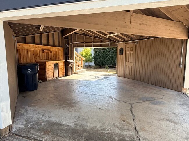 Building Photo - Spacious Home with Office, Studio, Workshop - Endless Possibilities!