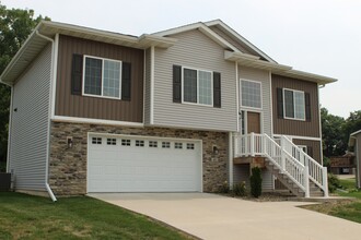 Building Photo - 4 bed/3 bath Split-foyer. Great Location!
