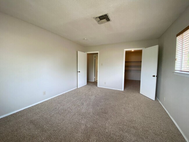 Building Photo - 4 Bedroom Home with Pool!