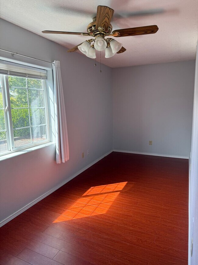 Building Photo - Unique, spacious 5-bdrm/3-bath Craftsman w...