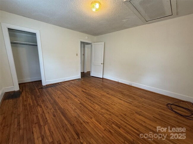 Building Photo - 730 E Iredell Ave