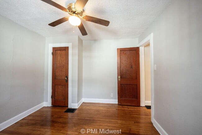 Building Photo - "Charming 2-Bedroom Retreat in Heart of In...