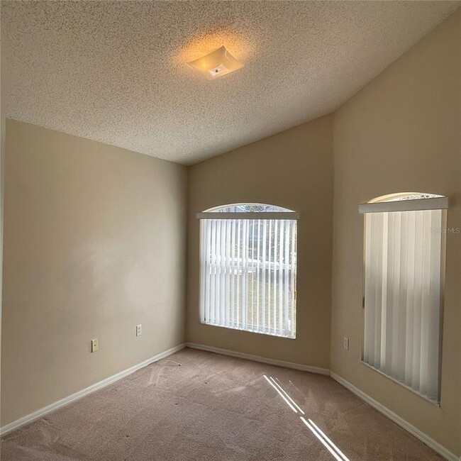 Building Photo - 158 Queen Mary Dr