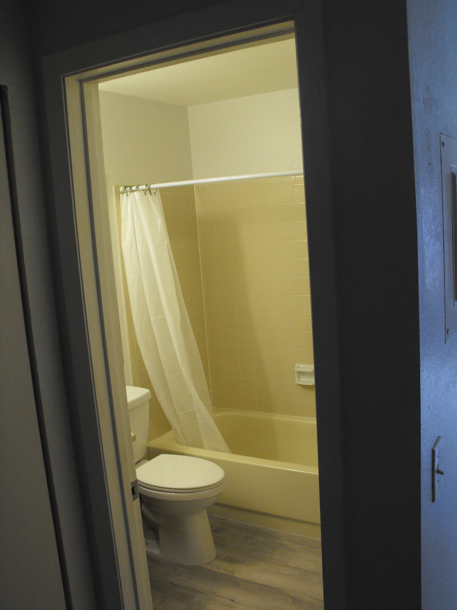 Bathroom tub - 165 S Sable Blvd