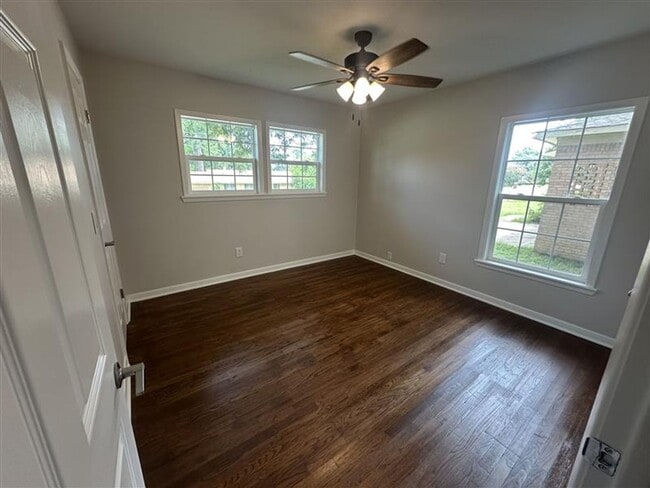 Building Photo - 2533 Chelsea Dr