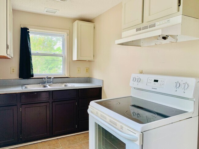 Building Photo - 802 N B St