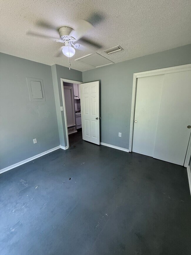 Building Photo - 210 E Parkway Dr