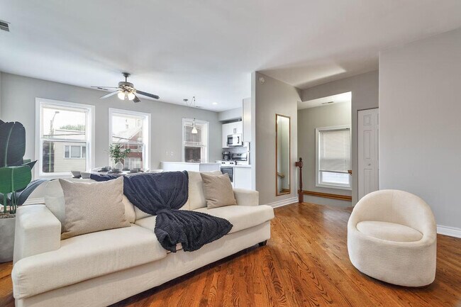 Building Photo - 2214 W Barry Ave