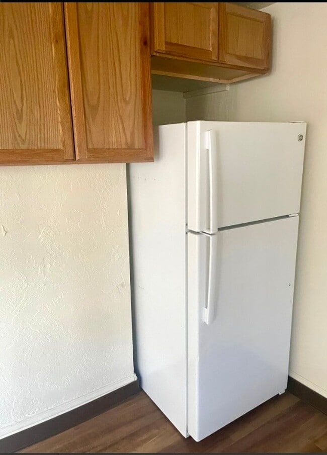 Building Photo - LARGE DOWNSTAIRS CORNER UNIT 2 BED 1 BATH