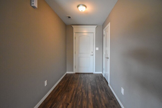 Building Photo - Stunning 3 bedroom, 2 bathroom Home availa...