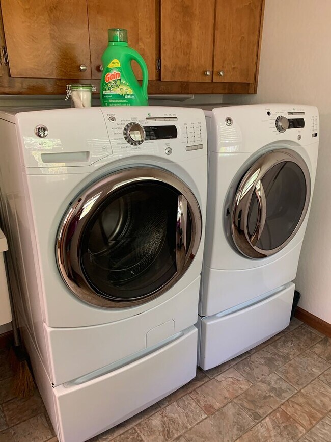 Building Photo - Lake Oroville Lake House with Spectacular Views!