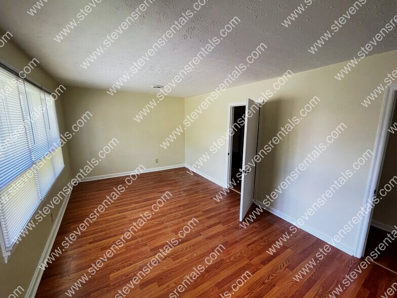 Building Photo - 425 Hall St