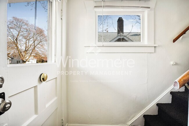 Building Photo - 731 W Knox Ave