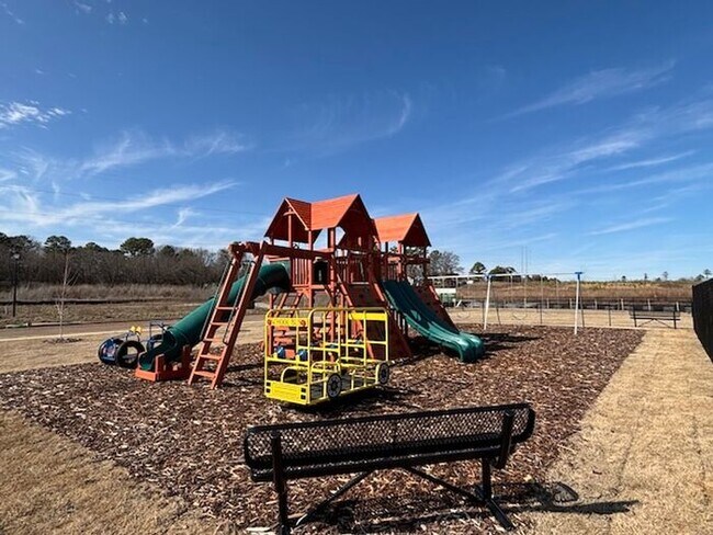 Building Photo - MOVE IN SPECIAL-3 bedroom with study/flex/office/keeping room