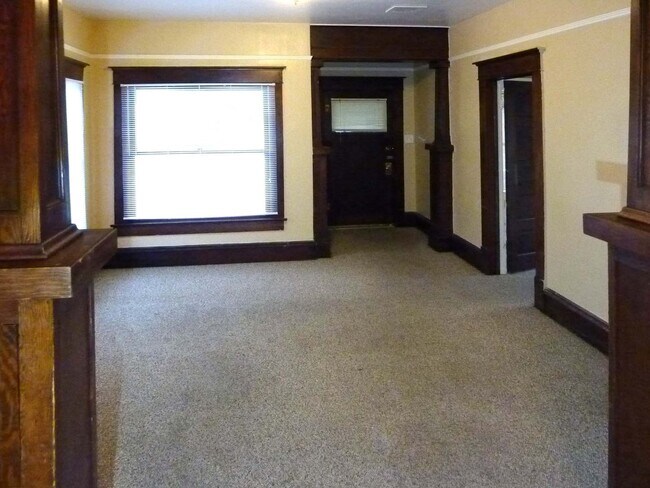 Building Photo - Charming 2 Bedroom with Bonus/Laundry Room