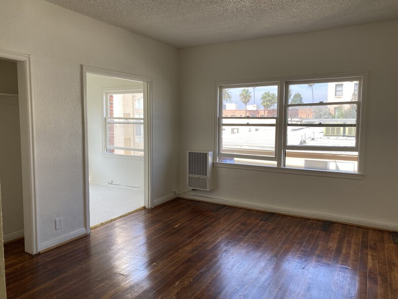 Corner rear-facing unit - 545 S Hobart Blvd