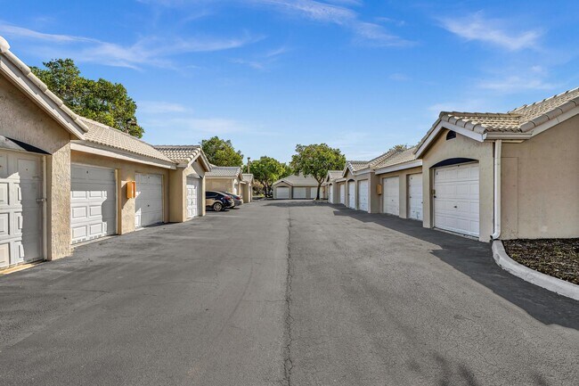Building Photo - 2851 N Oakland Forest Dr