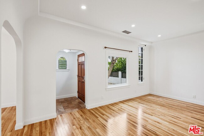 Building Photo - 525 N Crescent Heights Blvd