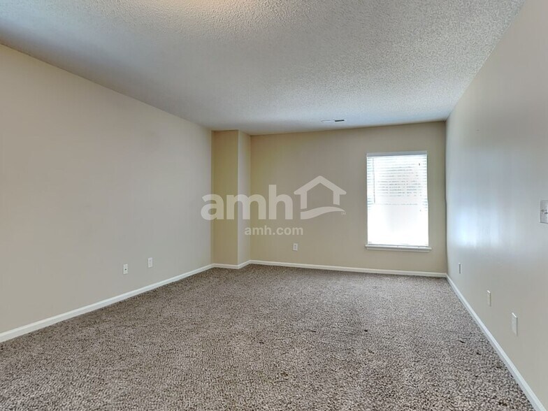 Building Photo - 5013 Springdale Dr