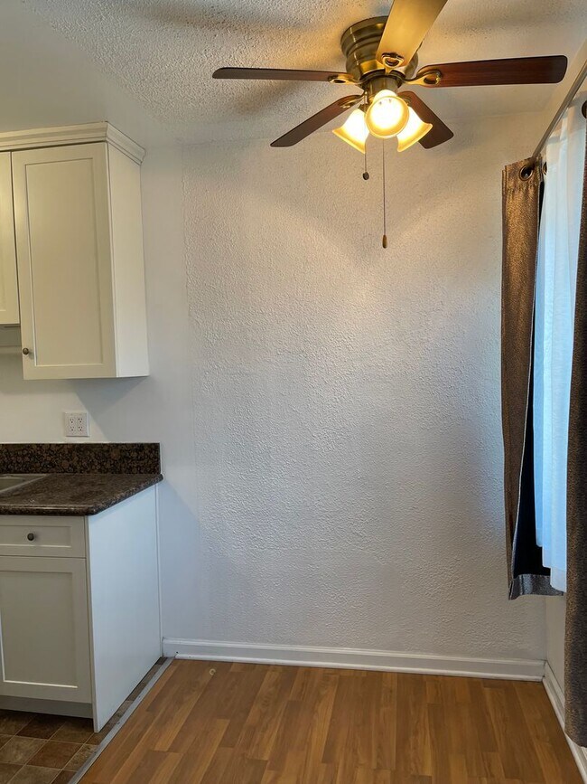 Building Photo - Large 1 Bedroom 1 Bath in Los Feliz!