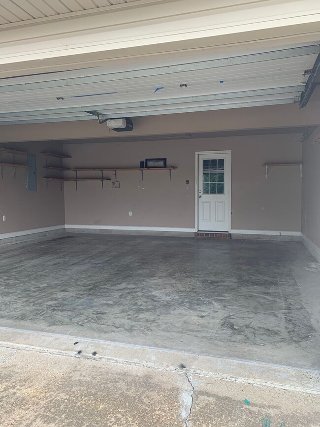 Building Photo - 3bed/2bath Home south of bypass
