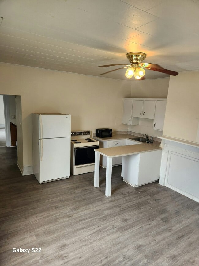 Building Photo - 302 Dahl St