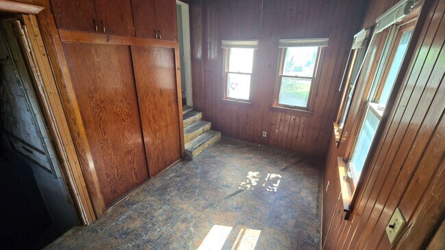 Building Photo - Charming 1 Bedroom Home with Large Yard & Garage