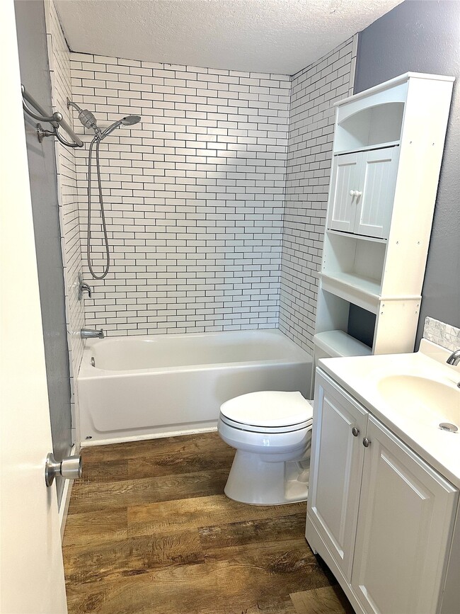 Building Photo - 1005 Avenue E 1/2