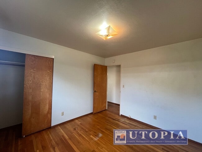 Building Photo - 2 Bed 1 Bath Single Family Home Right Next...