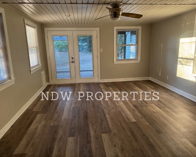 Building Photo - 3408 Greenbriar Dr