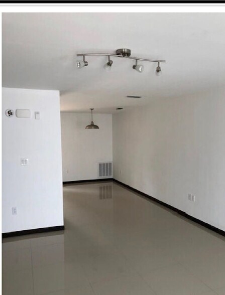 Building Photo - 2550 Weslaco Rd