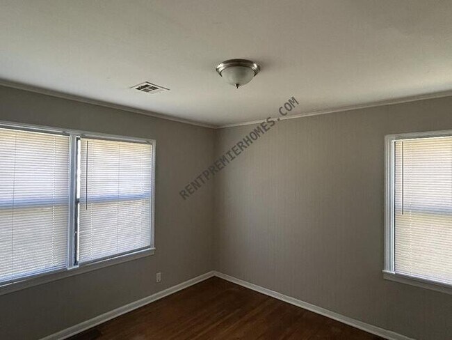 Building Photo - 1410 E 53rd St