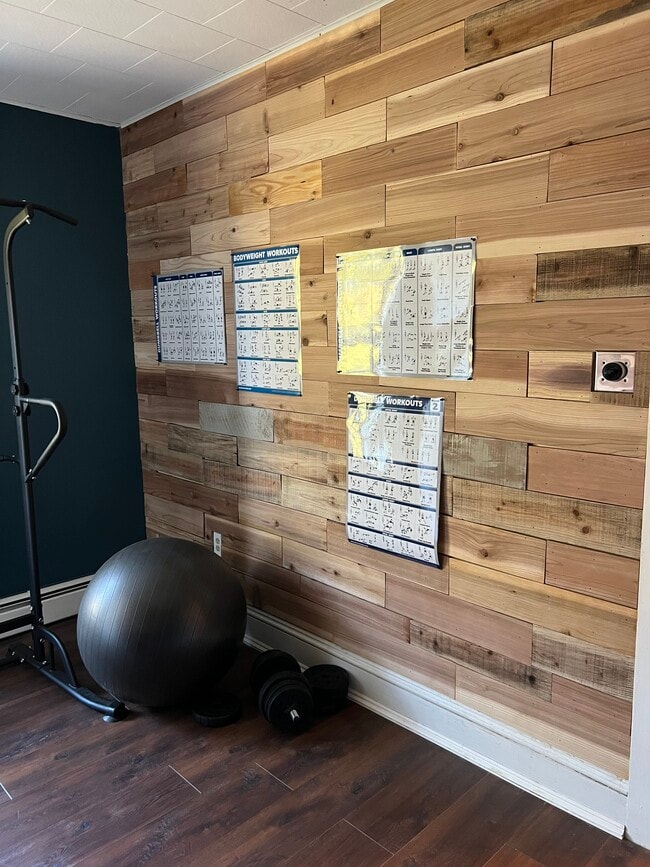 Building Photo - 3020 Parnell Ave