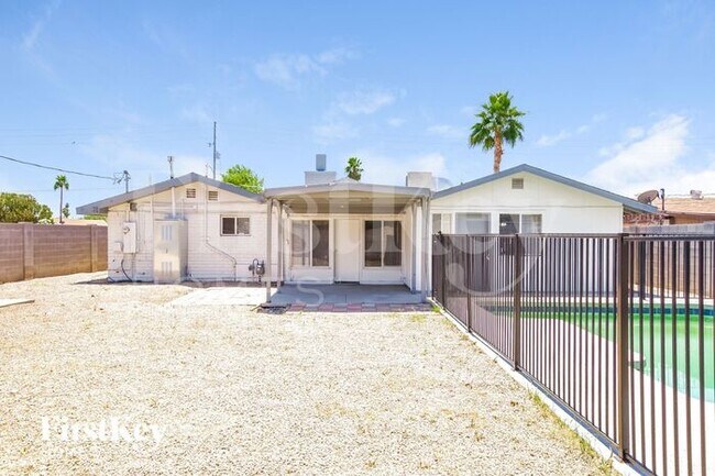 Building Photo - 2238 E Paradise Ln