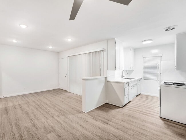 Building Photo - 1231 12th St. in Santa Monica.  Steps to Wilshire Blvd!