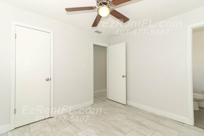 Building Photo - Remodeled 4/1.5 with Large Family Room
