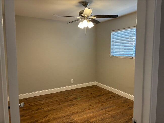 Building Photo - Terrific Brentwood location at the end of ...
