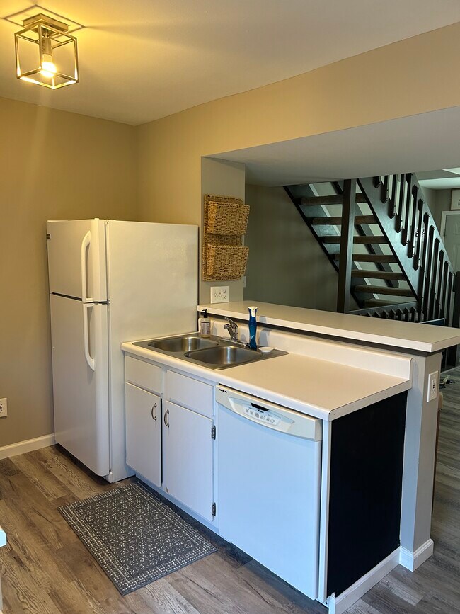 Building Photo - 4945 Singleton Dr