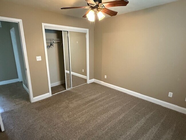 Building Photo - 417 DAHLIA