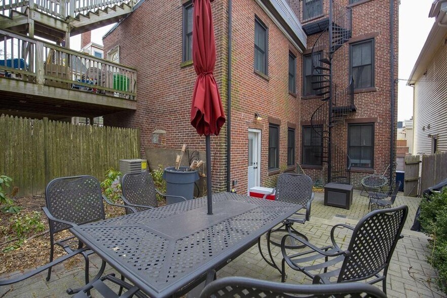 Building Photo - 8 Gates St