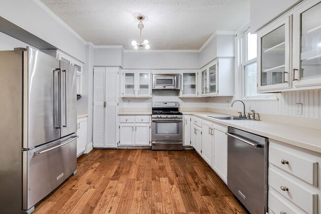 Building Photo - Beautiful Baldwin Park Craftsman home ready for move in!