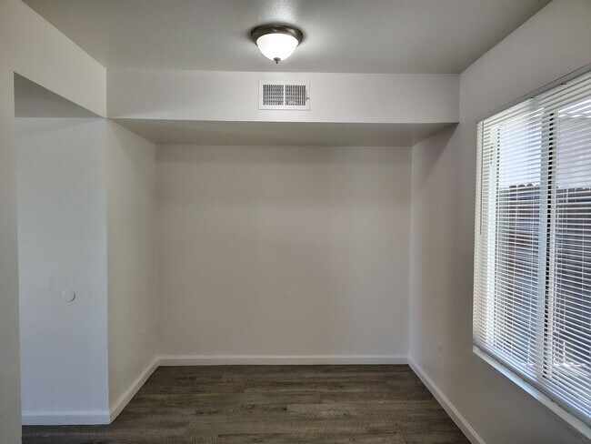 Building Photo - 2010 Larcus Ave
