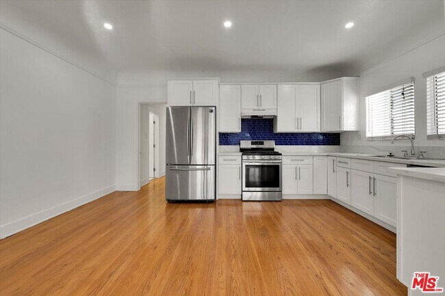 Building Photo - 858 1/2 S Gramercy Pl