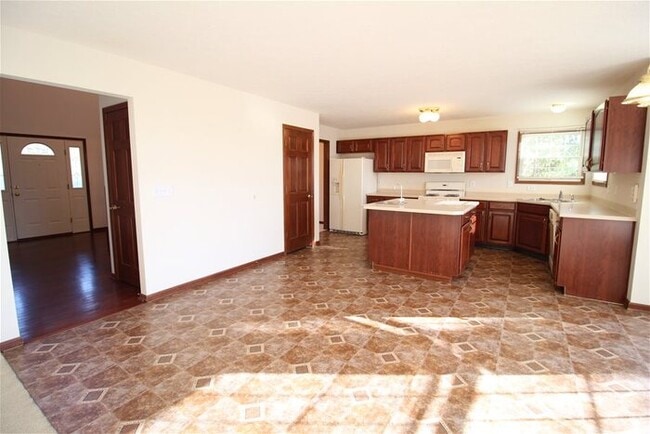 Building Photo - 5147 St Laurent Dr