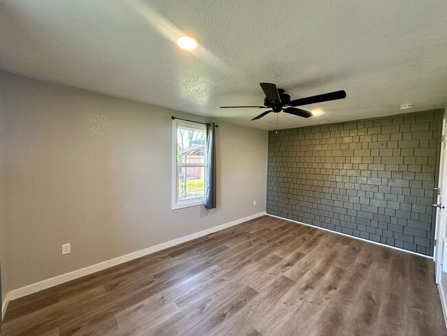 Building Photo - $500 OFF Move in Costs!!